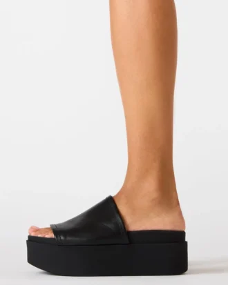 arwen en cuir blanc 6 330x413 - Arwen en cuir noir