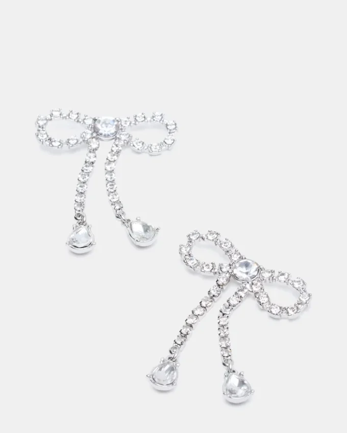 Boucles d’oreilles en forme de nœud avec strass argentées Boucles d’oreilles en forme de nœud avec strass argentées