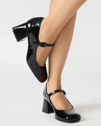 Darcey en vernis noir