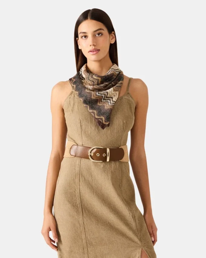 Foulard carré ondulé et chatoyant, couleur neutre Foulard carré ondulé et chatoyant, couleur neutre