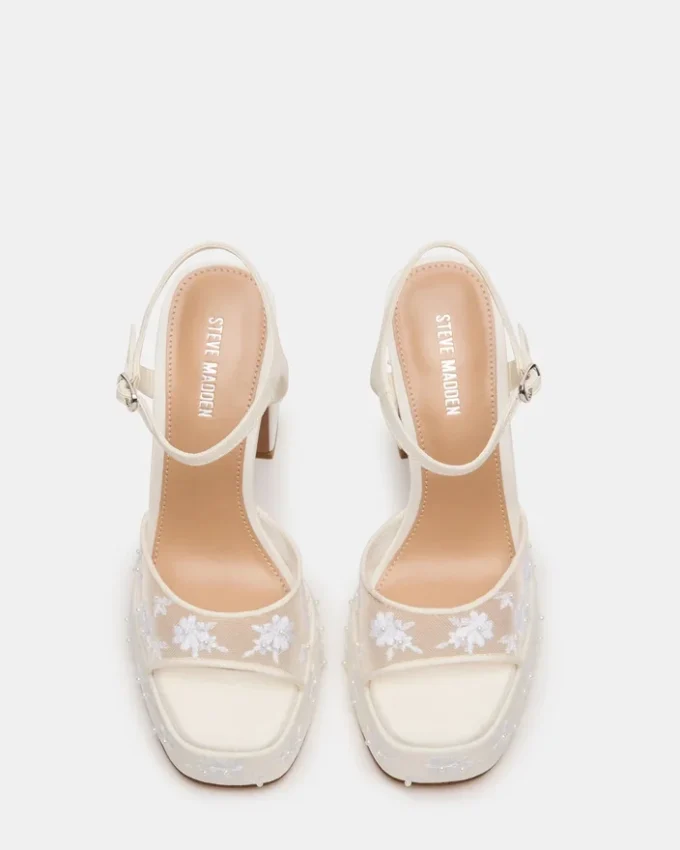 Liandra en maille blanche ornée