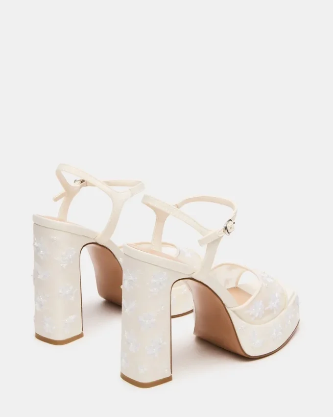 Liandra en maille blanche ornée